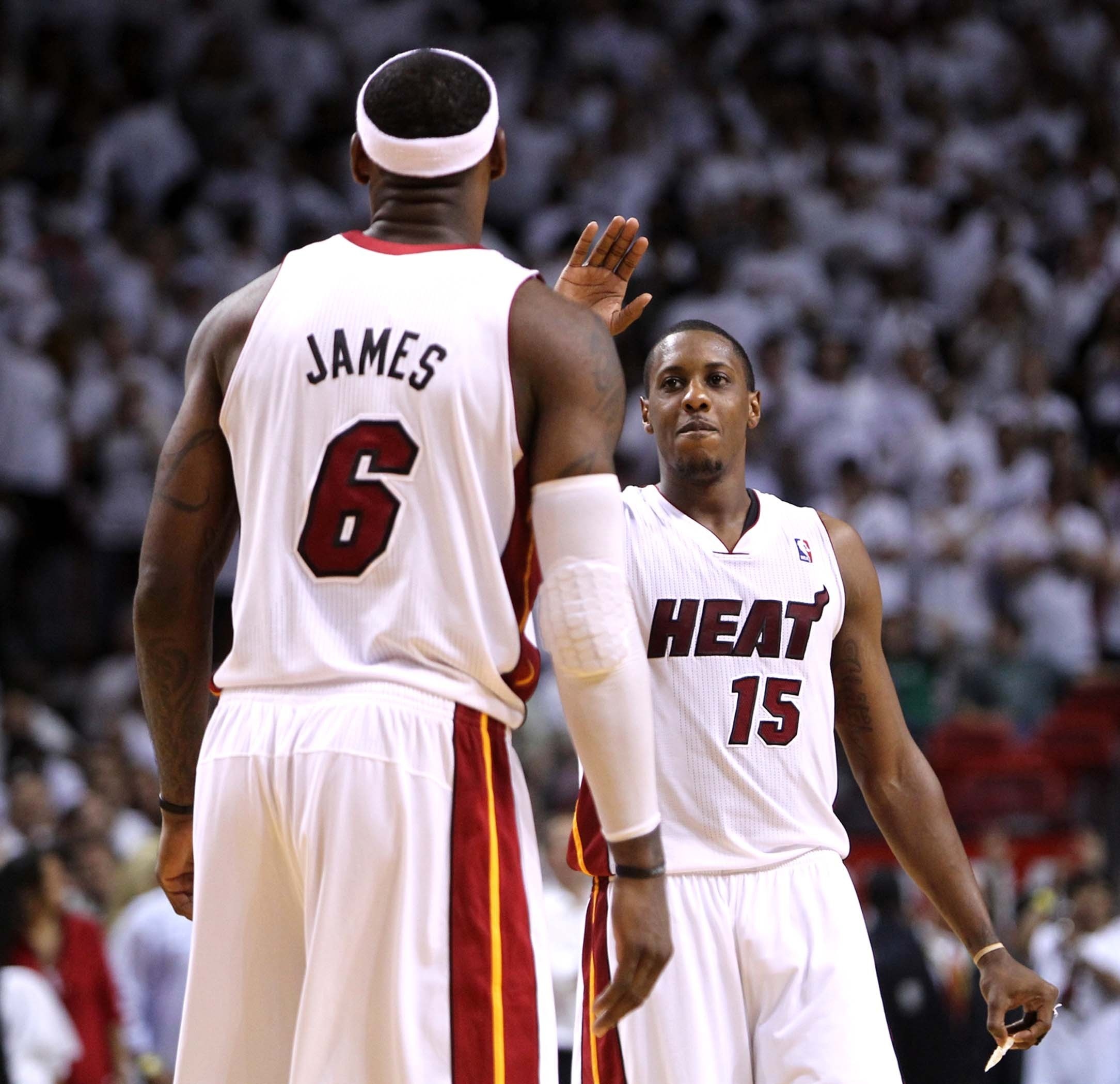 夸梅：查尔莫斯说詹姆斯“像婊子一样抱怨” 但没人质疑MJ的态度